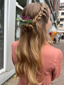 Hochzeitfrisur-Seitlich-Blume-Haare